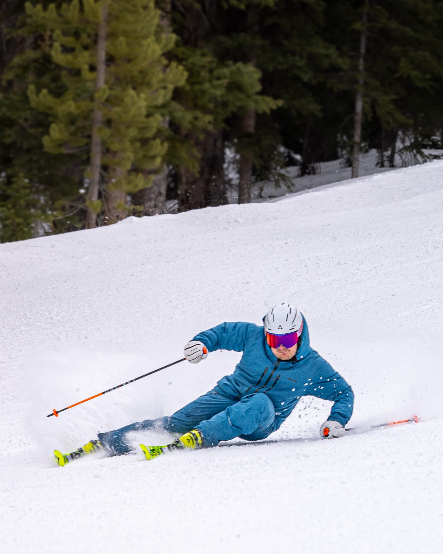 Tomas Mical in a turquoise suit in a high-angle carved turn